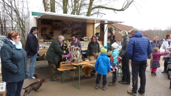 Die rollende Waldschule des Kreisjagdverbandes der Region Zwickau wird gegenwärtig schon wieder zu Lehr- und Ausstellungszwecken zum Einsatz gebracht, wie hier zu Ostern im Tierpark Hirschfeld. Foto: Kreisjagdverband Landkreis Zwickau