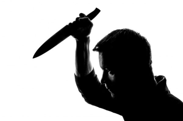 Eine Verkäuferin wurde beim Überfall mit einem Messer bedroht (Symbolbild). Der Täter flüchtete. Foto: pixabay