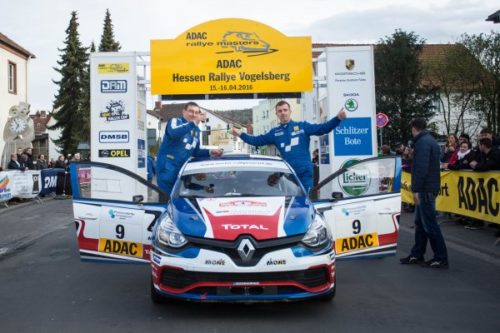 Siegertypen: Carsten Mohe und Alexander Hirsch und der Renault Clio R3T Foto: Mohe Rallyesport