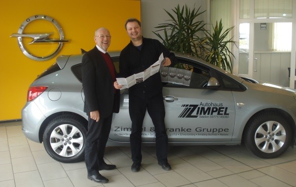 Stefan Markus, Geschäftsführer der Zimpel und Franke GmbH, übergibt an den Geschäftsführer des Musikfest Erzgebirge Ben Uhle einen Opel Astra. Foto: Autohaus Zimpel