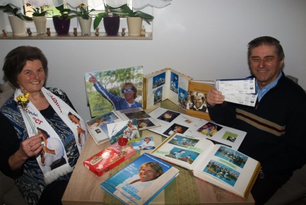 Christine (73) und Bernd Neubert (75) zeigen ihre Fanartikel und selbst gebastelte Fotoalben. Foto: nn