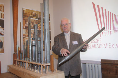 Kantor Hans-Joachim Klärner zeigt einige der ausgestellten Orgelpfeifen. Er war über 50 Jahre Organist in Zwickau. Foto: Uwe Wolf