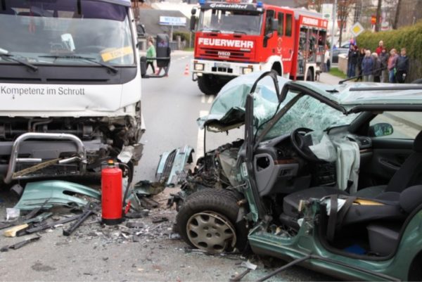 Bei einem schweren Verkehrsunfall an der Ortseinfahrt Raschau wurden zwei Personen verletzt. Fotos: Daniel Unger