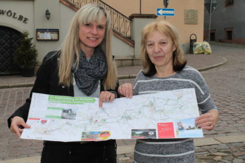 Nadine Salzbrenner und Ilona Jung vom Tourismusamt Waldenburg mit dem Streckenplan für den Radlerfrühling am 1. Mai. Foto: Uwe Wolf