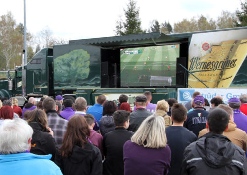 30.4.2016: Public Viewing in Zschorlau bei Aue beim Spiel Dynamo Dresen vs. FC Erzgebirge Aue .