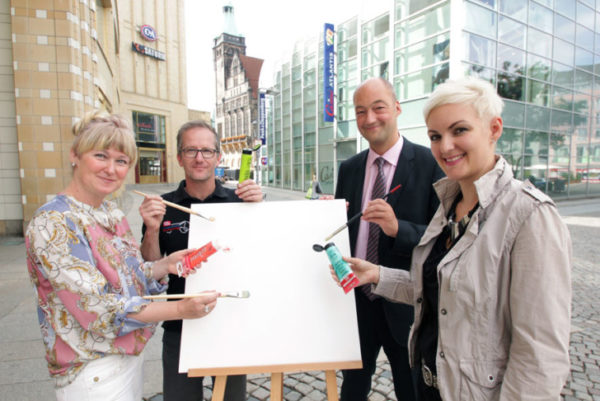 Zu Beginn unseres Wettbewerbes war das leere Blatt (hier mit vier von fünf Jurymitgliedern). Chemnitzer Maler füllten das Weiß mit Leben. Die Ergebnisse zeigen wir ab Montag. Foto: bit