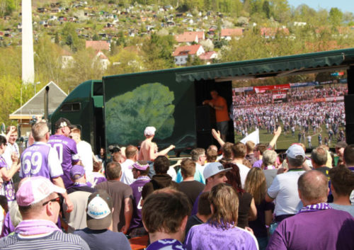 Public Viewing in Aue. Etwa 1000 Aue-Fans schauen vor dem Wernesgrüner-Track das Spiel des FC Erzgebirge Aue vs. Fortuna Köln an. 