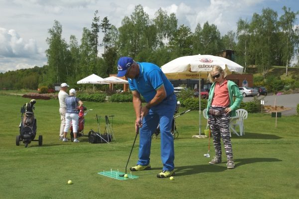 Vize-Präsident Günter Pillat nimmt sich viel Zeit für die jungen Golfer. Foto: Uwe Zenker