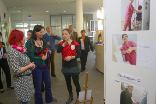 Die Künstlerinnen Isabell Weigel und Sabine Reichert im Gespräch mit Besuchern zur Ausstellungseröffnung. Foto. Uwe Wolf