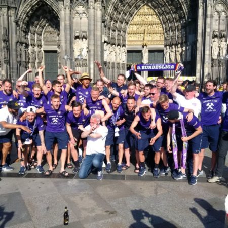 Aufstieg! Der FCE jubelt vor dem Kölner Dom. Foto: Alexander Gerber