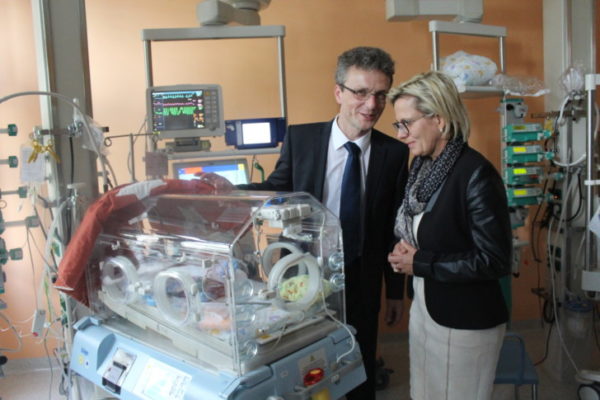 Dr. Axel Hübler, der Chefarzt der Klinik für Kinder- und Jugendmedizin und zeigt Staatsministerin Barbara Klepsch die Intensivstation für Frühgeborene. Foto: Nicole Neubert 