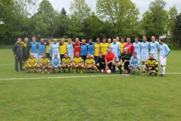 Die Traditionsmannschaften des Chemnitzer FC und dem Borussia Dortmund. Foto: Nicole Neubert 