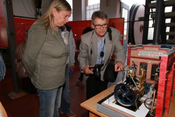 Manfred König zeigt den originalgetreuen Nachbau einer Dampfmaschine des vorigen Jahrhunderts. Foto: Stefan Unger