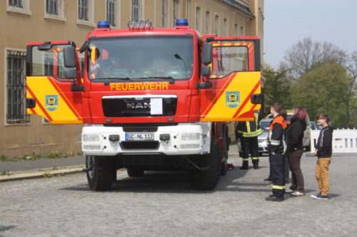 Zur Fete am Feuerwehgerätehaus wurde moderne Fahrzeugtechnik präsentiert. Foto: Uwe Wolf 