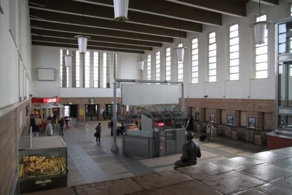 Anzeigentafeln im Bahnhofsgebäude? Die wären sicher hilfreich. Das Bahnhofsgebäude selbst, gehört der Deutschen Bahn. Foto: Alice Jagals 