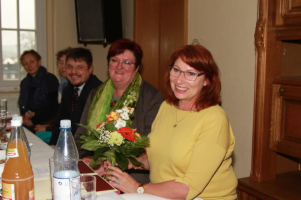 Blumen für die Ministerin Petra Köpping. Links im Bild die zweite Bürgermeisterin von Burkhardtsdorf Ina Reichel.   Foto: Stefan Unger
