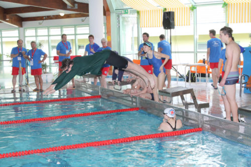 Zu den Disziplinen gehört auch das Schwimmen mit Jacke. Foto: Uwe Wolf