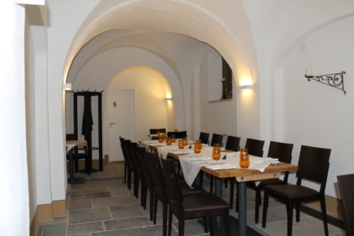 Ein Blick in das Kreuzgewölbe, das etwa 20 Gästen Platz bietet. Foto: Uwe Wolf