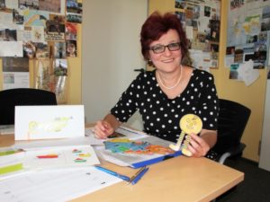 Die Amtsärztin des Landkreises Zwickau, Carina Pilling, zeigt auf dem Bild ein Sprach-Spiel. Dabei müssen die Kinder lediglich die kniffeligen Namen der lustigen Figuren nachsprechen. Das fällt vielen Kindern schwer. Foto: Alice Jagals