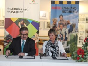 Unterzeichnung des Kooperationsvertrages am 29.April 2016 im Modellbahnland Erzgebirge (Foto Tourismusverband Erzgebirge e.V.)