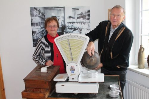 Der Vereinsvorsitzende Hans Steinhoff gemeinsam mit Vereinsmitglied Barbara Matthes hinter einer historischen Ladentheke nebst dazugehöriger Waage. Foto: Uwe Wolf (Archiv)