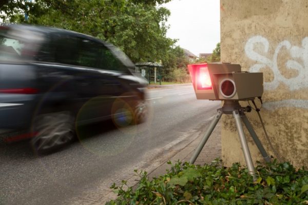 Die Polizeidirektion entscheidet temporär an welchen Orten der Einsatz von mobilen Blitzern erfolgt. So beispielsweise an Unfallschwerpunkten, vor Kindergärten und Schulen oder auch in verkehrsberuhigten Wohngebieten mit Tempo-30-Zonen. Foto: fotolia / S. Engels