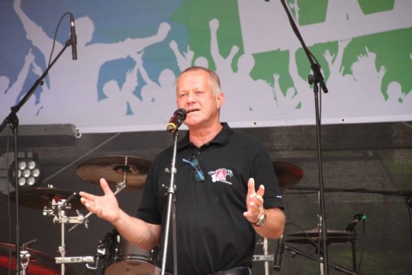Stefan Kademann, 1. Bevollmächtigter der IG Metall Zwickau zeigte sich locker auf der Hauptmarktbühne. Foto. Alice Jagals