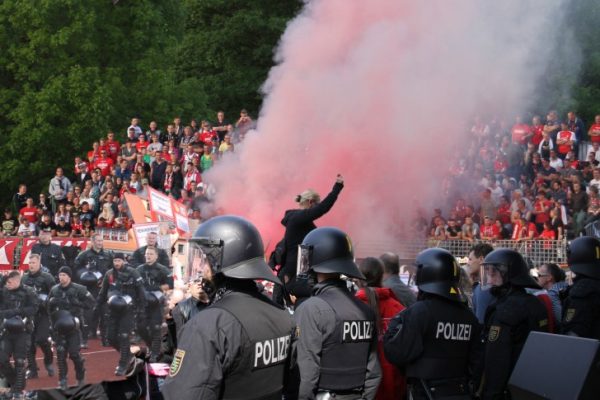 Demos, Versammlungen oder Zwischenfälle beim Fußball - Die Polizei hat wesentlich mehr Aufgabenfelder. Fotos/ Collage: Alice Jagals