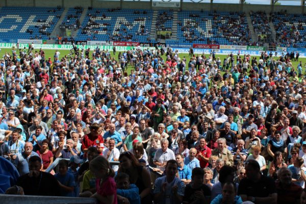 Tausende kamen zum Tag der offenen Stadiontore. Zum Eröffnungsspiel wird nun Hans Meyer erwartet. Foto: Cindy Haase/Archiv