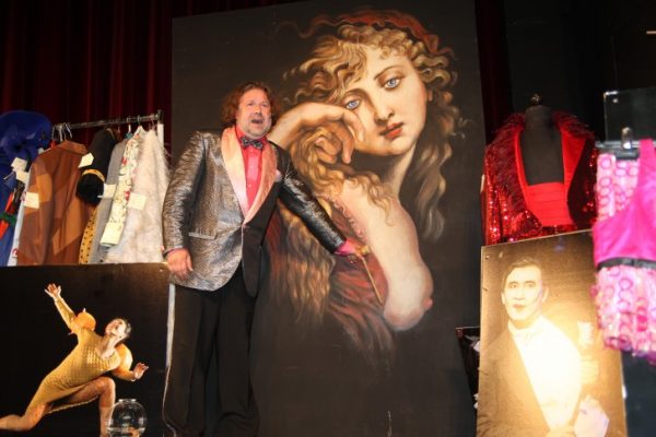 Zur Auszugsparty wurden auch kleine und große Raritäten versteigert. Dieses "Bildchen" ging für 50 Euro weg. Foto: Alice Jagals