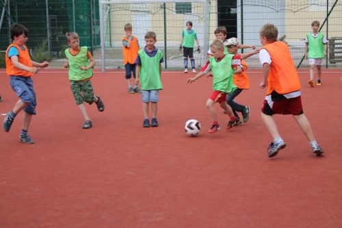 Zur Eröffnung des Bolzplatzes speilten die Kinder des DRK-Hortes Albertina Fußball. Foto: Uwe Wolf