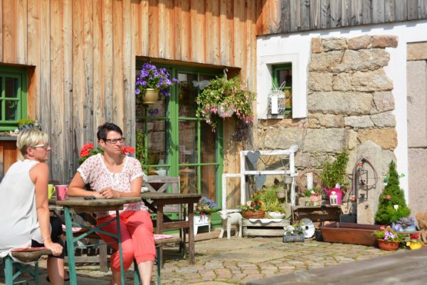 Der Hakenhof wurde nach 20 Jahren Leerstand rekonstruiert . Neben Wohnungen und Blumenladen zog hier vor zwei Jahren auch ein gemütliches Cafe´ ein.
