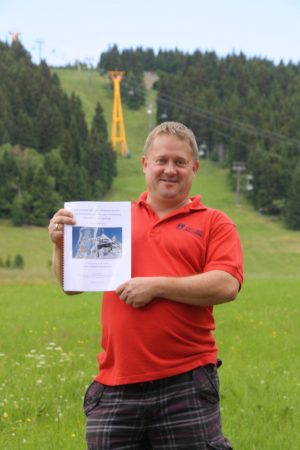 René Lötzsch mit dem Gutachten, das zeigt, dass der Wintersport am Fichtelberg Zukunft hat. Foto: Sven Günther
