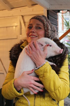 Stadtsprecherin Jana Hecker mit dem Schweinchen Joe, das EM Orakel bei RTL wird. Foto: privat