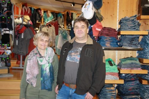 Peggy und Lutz Schierig im Jeans Corner in Annaberg-Buchholz. Foto: André Kaiser