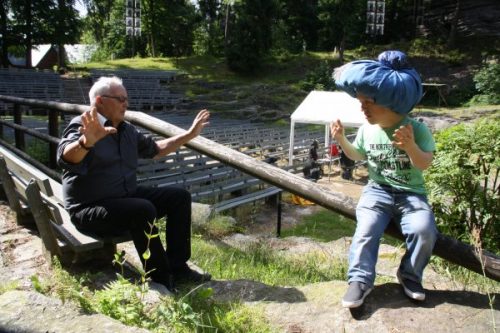 Prof. Hans-Hermann Krug mit dem Hauptdarsteller Michael Mehnert, der den Kleinen Muck spielt. Foto: Sabrina Langer
