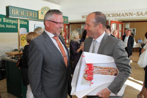 Glückwünsche für WSWBG-Vorstand Jens Morgner gab es auch von Bürgermeister Lothar Ungerer, der die Genossenschaft als wichtigen Wirtschaftsfaktor bezeichnete. Foto. Uwe Wolf