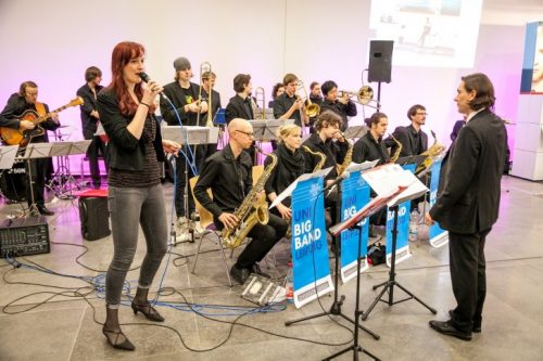 Am Samstag. Hier Laura Böhm mit der Big Band bei einem Konzert in der Uni Leipzig. Foto: Bigband