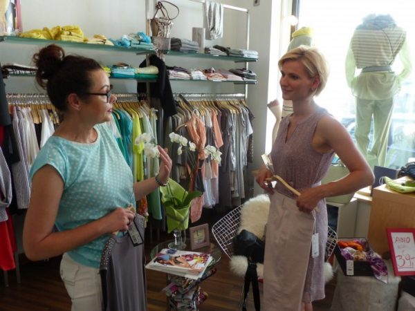 Jaqueline Stier von Jaqueline S. Modeart beriet Anja Bachmann in Sachen Mode. Ob es am Schluss ein Kleid wird? Seien Sie gespannt. Fotos: Fotos: Sandra Bartl-Kopp/ Antje Heinze