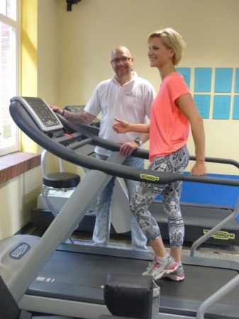 WochenEndSpiegel-Gewinnerin Anja Bachmann mit Ivo Weichsel, Geschäftsführer des Cardio Fitness Studios im Johannisbad. Foto: S. Bartl-Kopp