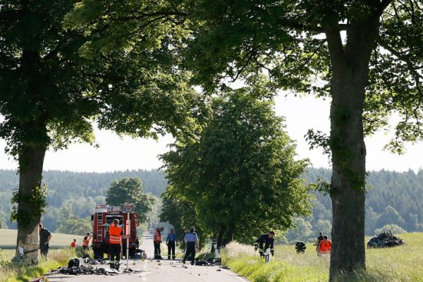 Beim tödlichen Unfall in Krumhermersdorf fanden Polizisten Teile eines roten Fahrzeuges, die nicht zugeordnet werden konnten. Foto: Harry Härtel.