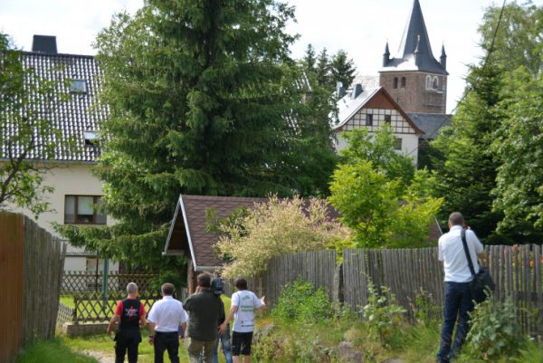 Die Bundesbewertungskommission auf ihrem Rundgang durch das idyllisch gelegene Waldhufendorf. Fotos: LRA Zwickau