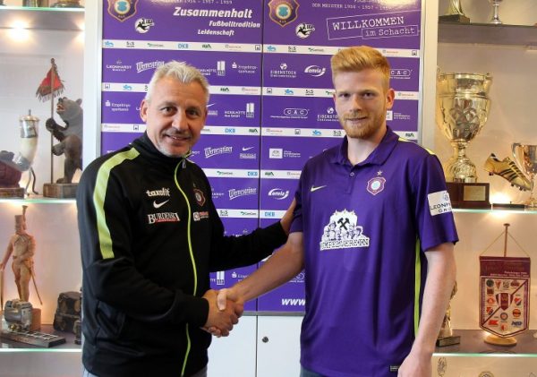 Pavel Dotchev begrüßt Fabian Kalig beim FC Erzgebirge Aue. Foto: FC Erzgebirge Aue'