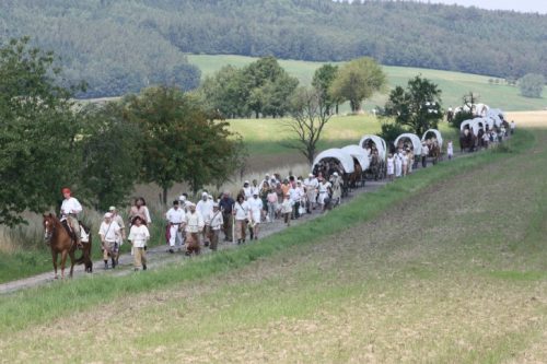 Auch in diesem Jahr geht der historische Besiedlungszug auf Tour durch die Region. Foto. Uwe Wolf (Archiv)