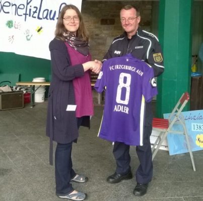 Ullrich Lauckner und Annegret Glauche vom Elternverein krebskranker Kinder mit dem Trikot des FCE.