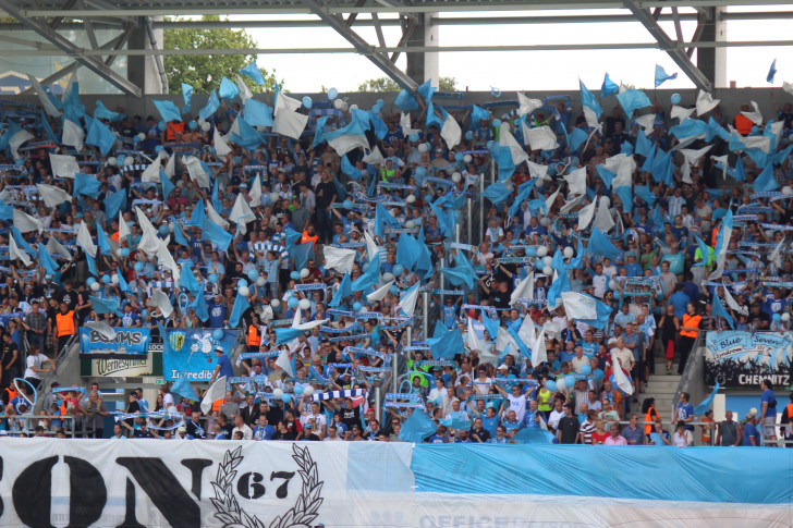 Ein himmelblaues Fahnenmeer: Die Fans stehen wie eine Wand hinter ihrem Team. Fotos: Cindy Haase