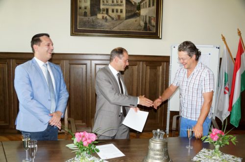 Innenminister Markus Ulbich (Mitte) war von Dresden angereist und übergab persönlich den Bescheid an Stollbergs Bürgermeister Marcel Schmidt. Ebenfalls dabei: der Landtagsabgeordnete Rico Anton (CDU).Foto: Uwe Zenker