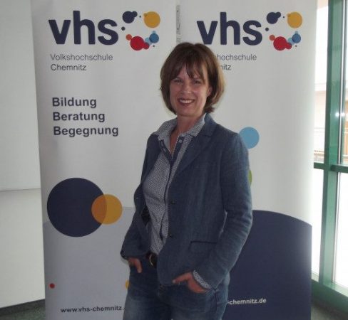 Grit Echevin, Leiterin der Volkshochschule Chemnitz freut sich auf das neue Kursprogramm. Foto: Nicole Neubert