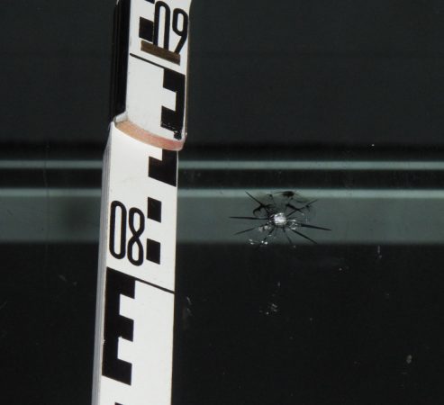 Details des Einschlages. Foto: Polizei