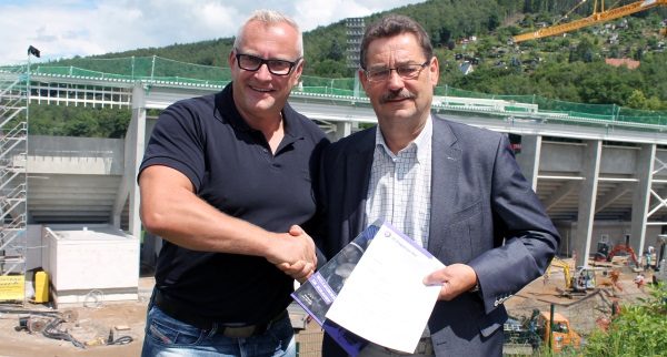 Die Geschäftsführer Michael Voigt (links) und Lothar Bösecke unterschrieben am Mittwoch vergangener Woche den neuen Co-Sponsoren-Vertrag. Damit setzen beide Partner die seit 1996 bewährte Partnerschaft weitere drei Jahre fort. Foto: Olaf Seifert